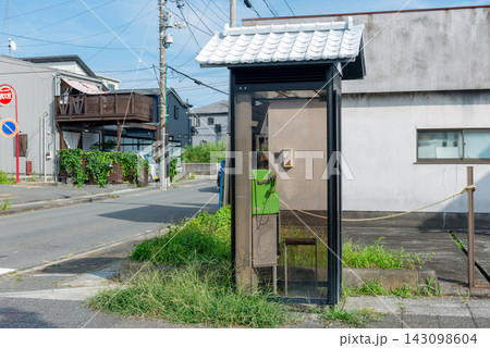 小田原の旧東海道沿いに佇む瓦屋根デザインの公衆電話ボックス 小田原の旧東海道沿いに佇む瓦屋根デザインの公衆電話ボックス 143098604