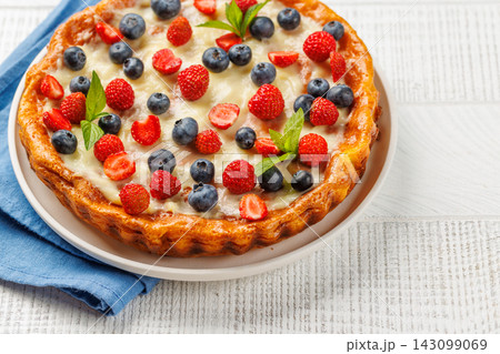 Homemade berry tart topped with fresh raspberries and blueberries 143099069