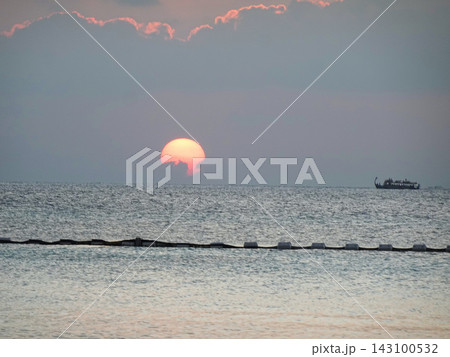 夕暮れの海に沈む太陽と船 夕暮れの海に沈む太陽と船 143100532