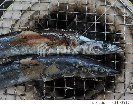 七輪で焼く秋刀魚 143100537