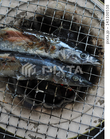 七輪で焼く秋刀魚 143100538