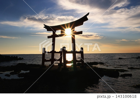 海に沈む夕日 海に沈む夕日 143100618