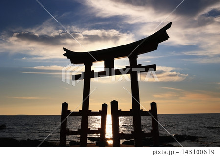 海に浮かぶ鳥居 143100619