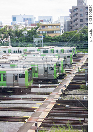 JR東日本東京総合車両ベースと都市風景 JR東日本東京総合車両ベースと都市風景 143100880