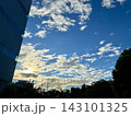 朝日、のぼる太陽、雲のある風景 143101325
