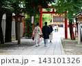 神社に参拝するカップル 143101326