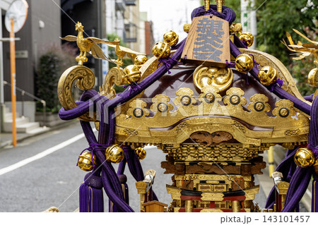 町内の夏祭りで担がれる神輿のクローズアップ　東京都練馬区中村北4丁目 143101457