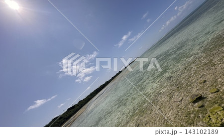 青空と透き通る石垣島の美しい海 青空と透き通る石垣島の美しい海 143102189