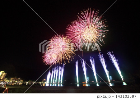 夜空に咲く大輪の花火 143102397