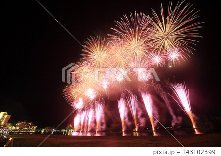夜空に打ちあがる花火 143102399
