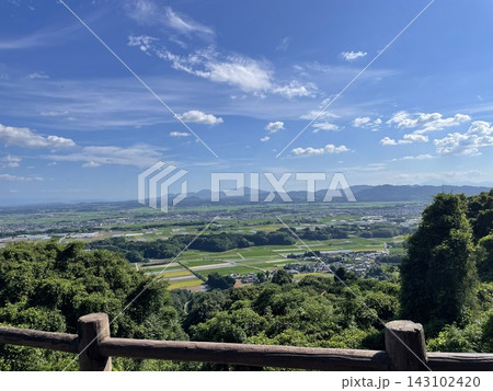高台から望む田園と山並み　熊本県山鹿市 143102420