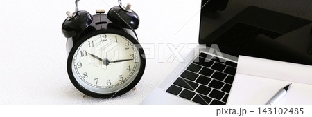 時計とパソコンで表現する時間管理と仕事効率化 時計とパソコンで表現する時間管理と仕事効率化 143102485