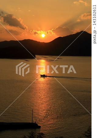 大芝島 (東広島市)から望む 夕暮れ時の三津口湾 (呉市) 大芝島 (東広島市)から望む 夕暮れ時の三津口湾 (呉市) 143102611