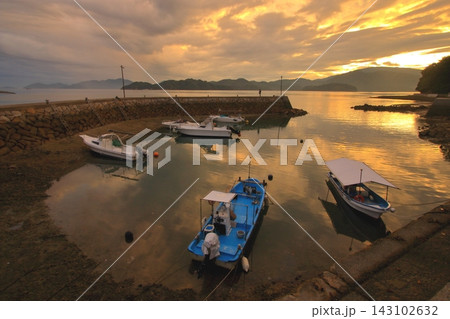 茜色に染まる 大芝島の夕暮れ風景 (東広島市) 茜色に染まる 大芝島の夕暮れ風景 (東広島市) 143102632