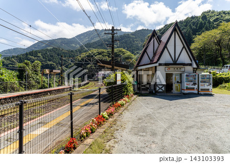 谷峨駅　とんがり屋根の駅舎 143103393