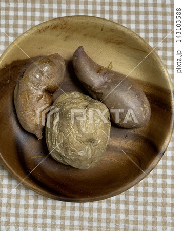 Steamed sweet potatoes, naturally sweet and soft with a rich, earthy flavor. Perfect as a healthy snack or side dish, enjoyed for their comforting warmth and nutritious value. 143103588