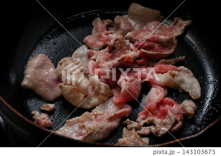 豚肉を炒めている様子 豚肉を炒めている様子 143103673