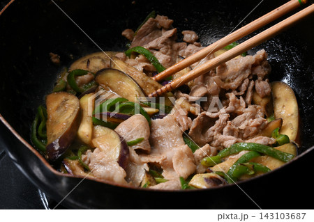 調理中のナスとピーマンと豚肉の味噌炒め 調理中のナスとピーマンと豚肉の味噌炒め 143103687