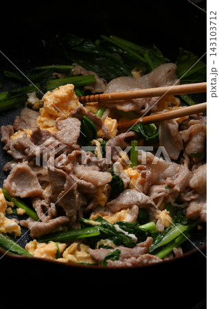 調理中の豚肉と小松菜の中華風卵炒め 調理中の豚肉と小松菜の中華風卵炒め 143103712