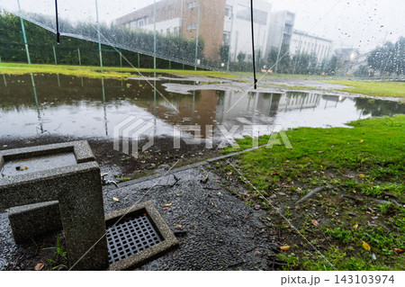 雨が降る公園 雨が降る公園 143103974