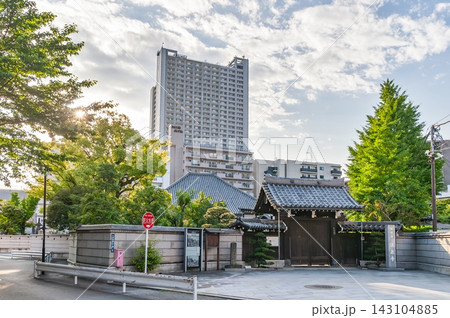法泉寺の山門と都市の街並み(東京都墨田区東向島) 法泉寺の山門と都市の街並み(東京都墨田区東向島) 143104885