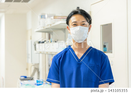 歯医者　男性 143105355