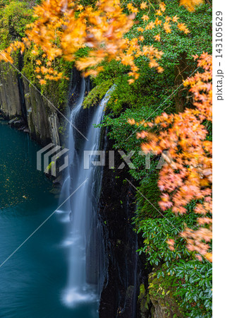 宮崎県　紅葉に染まる高千穂峡 143105629