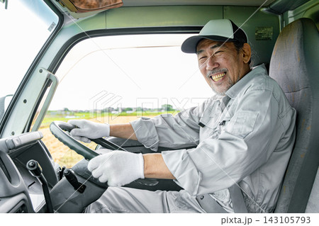 トラックを運転する男性作業員 143105793