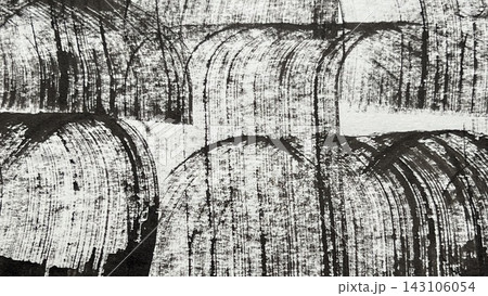 和紙の風合いを感じる背景、風に旗めく布の様な筆跡を墨で描くドローイング、バナーサイズの掠れた刷毛模様 和紙の風合いを感じる背景、風に旗めく布の様な筆跡を墨で描くドローイング、バナーサイズの掠れた刷毛模様 143106054