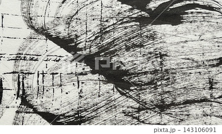 和紙の風合いを感じる背景、風に旗めく布の様な筆跡を墨で描くドローイング、バナーサイズの掠れた刷毛模様 143106091