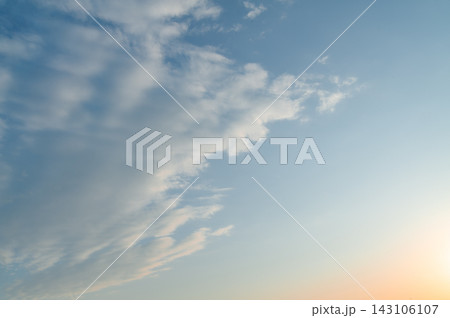淡い青空に広がる春の夕雲 淡い青空に広がる春の夕雲 143106107