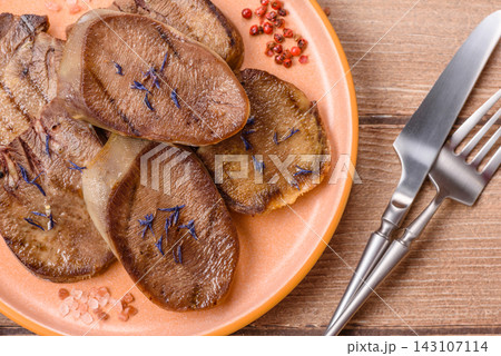 Slices of grilled pork or beef tongue seasoned with salt and allspice. Sliced beef tongue 143107114