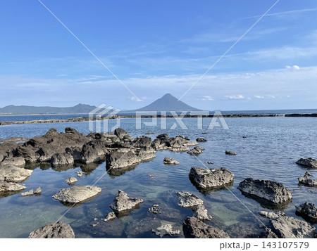 岩礁に囲まれた海と開聞岳 番所鼻自然公園 岩礁に囲まれた海と開聞岳 番所鼻自然公園 143107579