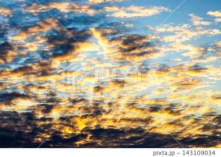 晩秋の夕暮れの雲と寂しい感じがするシンプルな風景 晩秋の夕暮れの雲と寂しい感じがするシンプルな風景 143109034