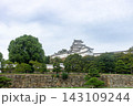 世界遺産三の丸広場から見る姫路城天守閣 143109244