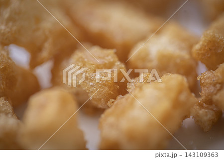 白い皿の上のあられ お菓子 おかき 143109363