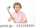 ゴルフクラブを持つシニア女性　趣味 143109400