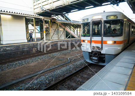 熱田駅のホームに入線する岐阜行の普通電車 143109584