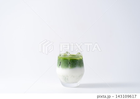 抹茶ラテ　白バック 143109617