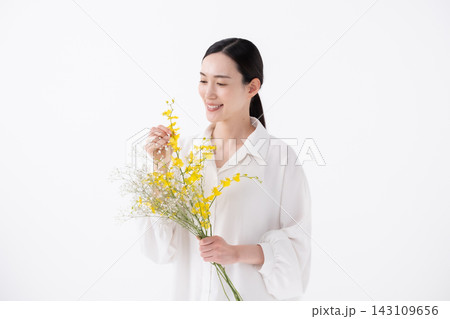 花束を持つ女性　オンシジウム 143109656