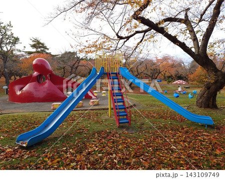 秋の公園 滑り台 秋の公園 滑り台 143109749