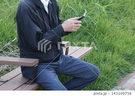 スマホを操作する高齢者・シニア男性老人 2 スマホを操作する高齢者・シニア男性老人 2 143109756