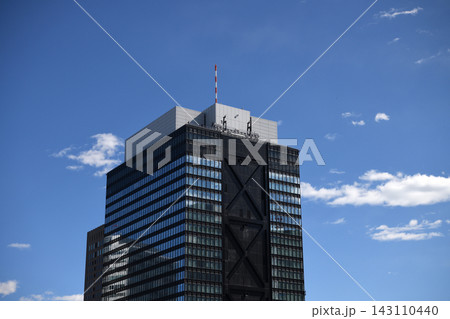 冬の青空を背景にした西新宿の高層ビル 143110440