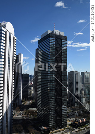 冬の青空を背景にした西新宿の高層ビル群 143110455