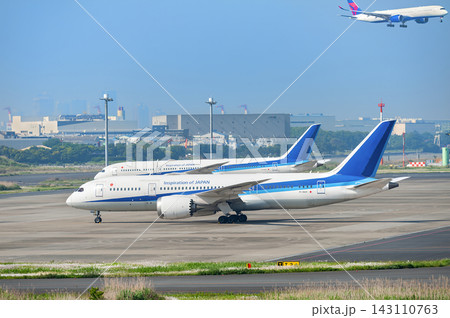 羽田空港の駐機場に並ぶ大型旅客機(東京都大田区) 羽田空港の駐機場に並ぶ大型旅客機(東京都大田区) 143110763