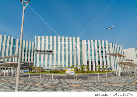 羽田イノベーションシティ上空を飛ぶ旅客機(東京都大田区) 羽田イノベーションシティ上空を飛ぶ旅客機(東京都大田区) 143110770