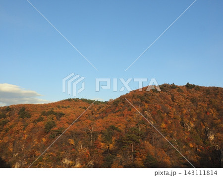 澄んだ青空と晩秋の山の稜線 鳴子峡 コピースペース 澄んだ青空と晩秋の山の稜線 鳴子峡 コピースペース 143111814