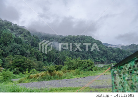 【山には靄　真夏の雨が降りそうな中津川】 143112692
