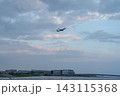 羽田の水辺と空港を飛ぶ飛行機 羽田の水辺と空港を飛ぶ飛行機 143115368