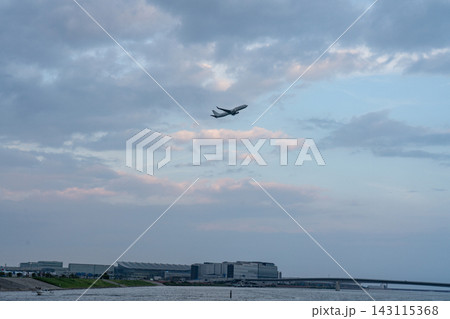 羽田の水辺と空港を飛ぶ飛行機 羽田の水辺と空港を飛ぶ飛行機 143115368